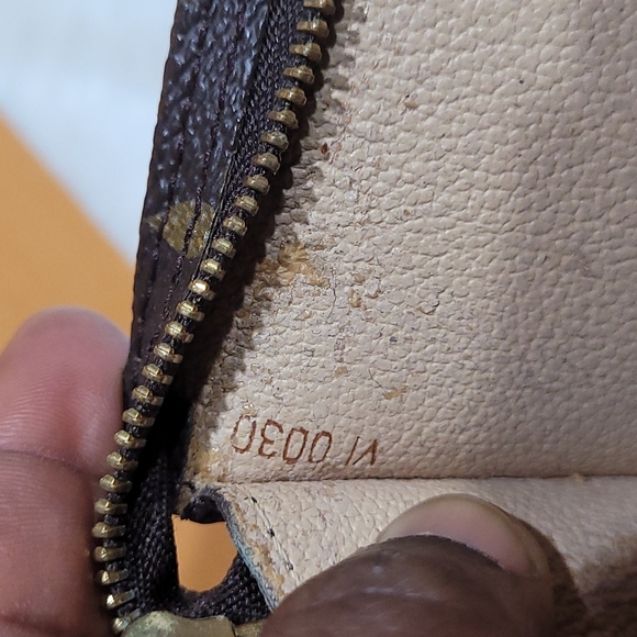 Louis Vuitton Cosmetics Pouch / Pochette - Picture 14 of 16